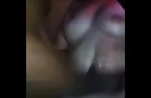 Hustler sexy նա բռնել է մեկ լրիվ պոռնո ձեռքով,
